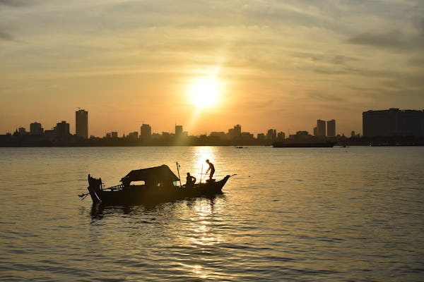 Cruzeiro no rio ao pôr do sol em Phnom Penh - tour privado