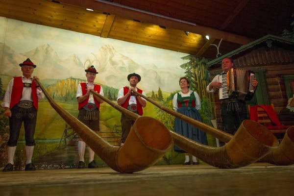 Tyrolean folk show with the Gundolf Family