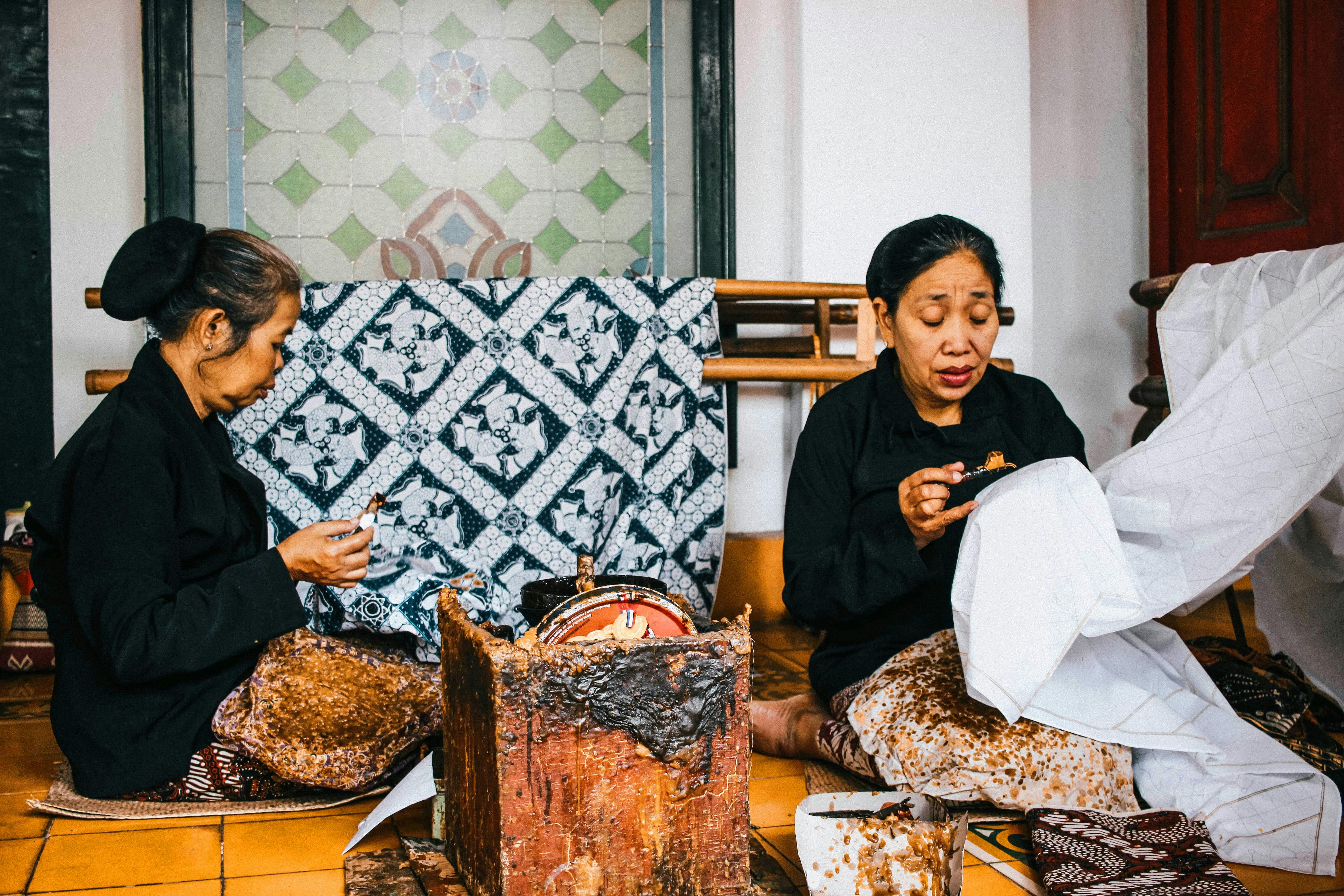 Batik Workshop and Tamansari Market Small Group Tour