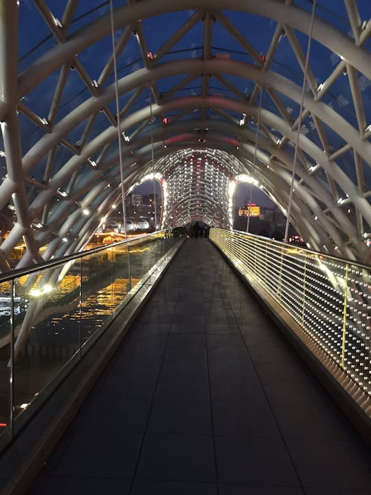 Tour privado a pie por la noche de Tbilisi