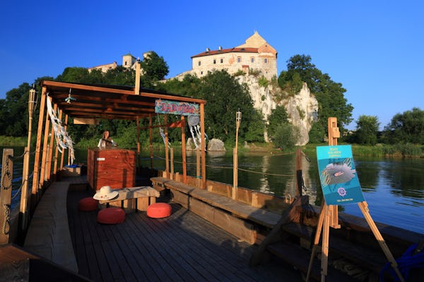 Cruzeiro de barco histórico de madeira no rio Vístula de Cracóvia a Tyniec
