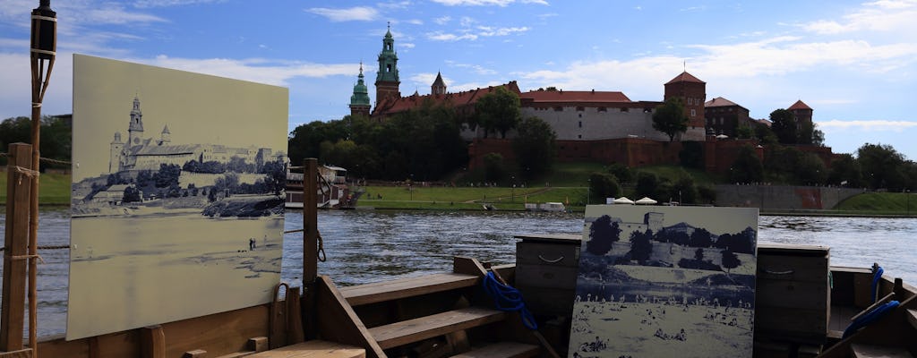 Storica crociera notturna in barca di legno sul fiume Vistola a Cracovia