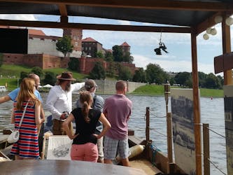 Cruzeiro de barco histórico de madeira no rio Vístula de Tyniec a Cracóvia