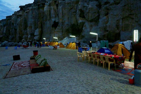 Camping en la playa durante la noche con kayak desde Mascate