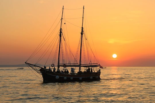 Crucero en dhow al atardecer por Mascate