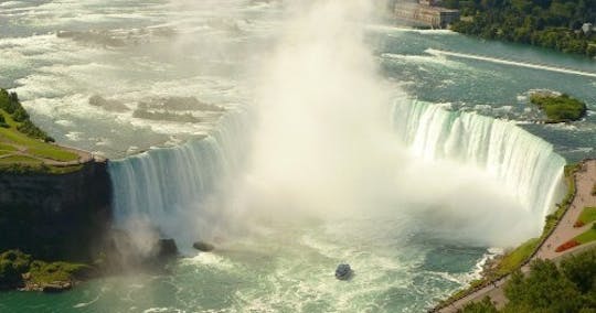 Full day sightseeing tour between Toronto and Niagara Falls