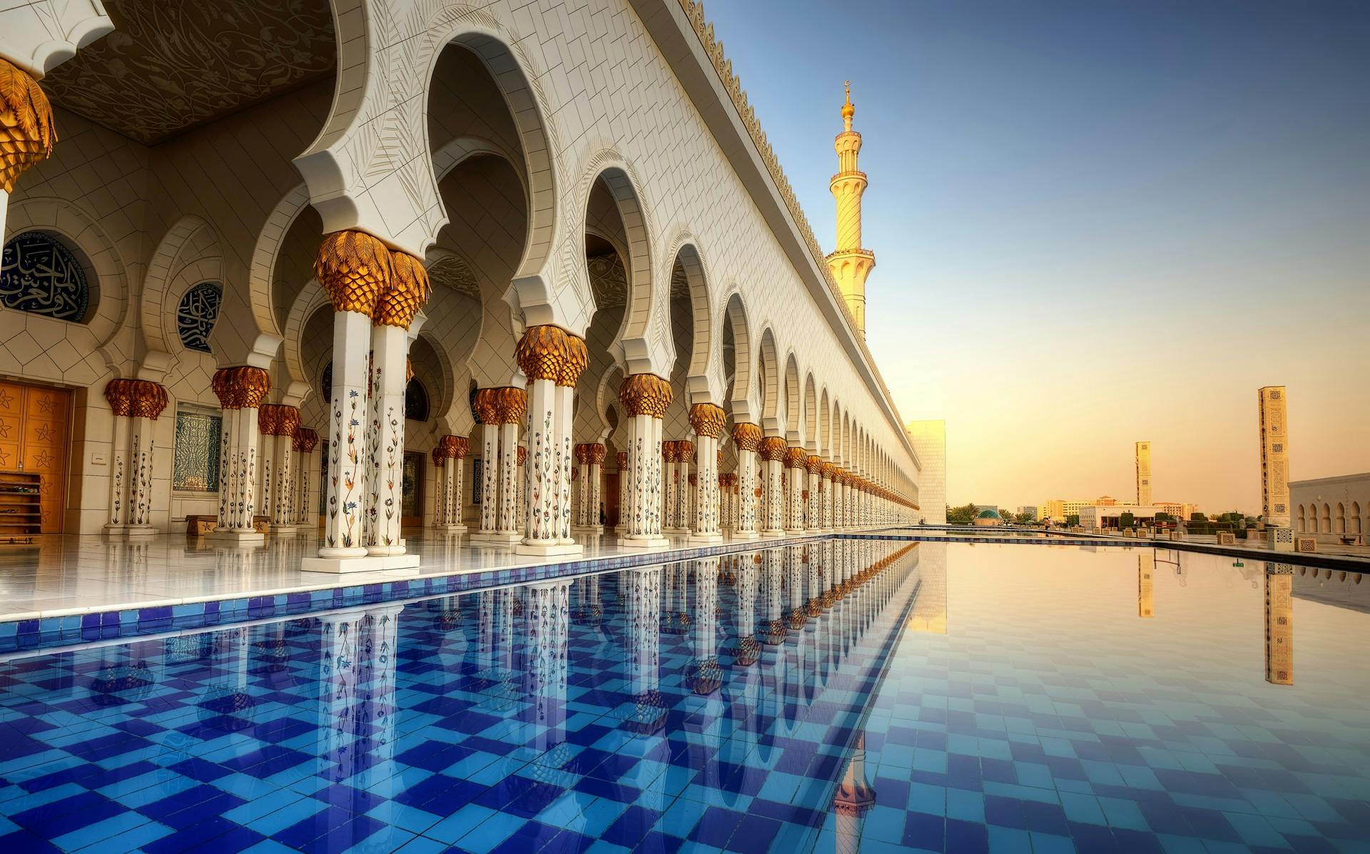 Moskee van Abu Dhabi en Louvre Museum met lunch vanuit Dubai