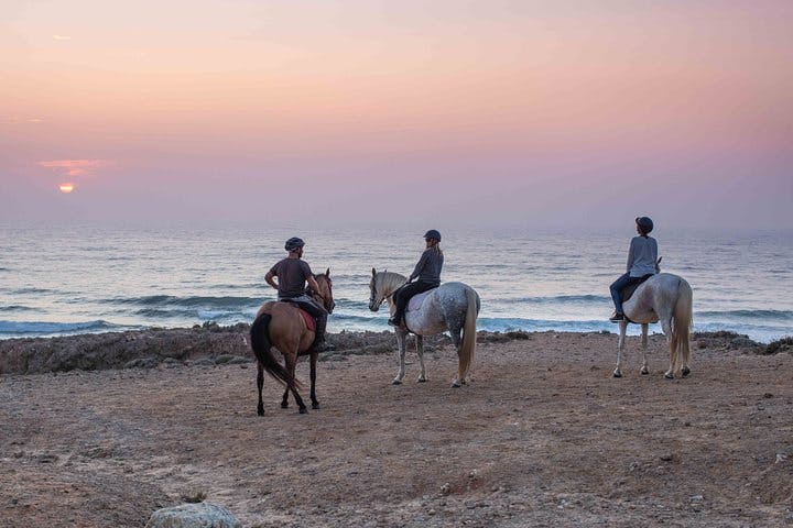 Visite guidée à cheval sur la plage de Bordeira au coucher du soleil