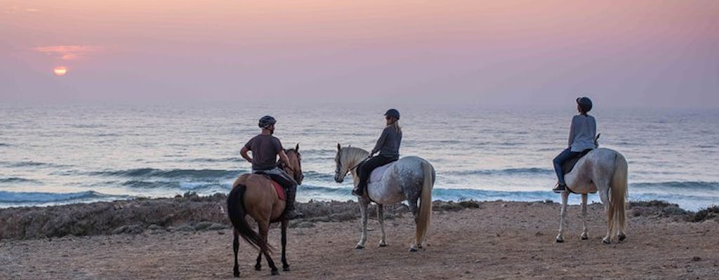 Tour guiado a caballo por la playa de Bordeira al atardecer