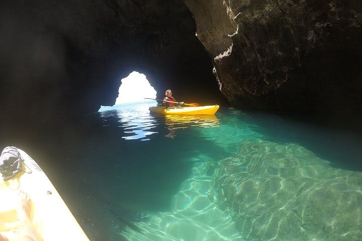 Visite guidée en kayak de la plage d'Ingrina aux grottes de Barranco