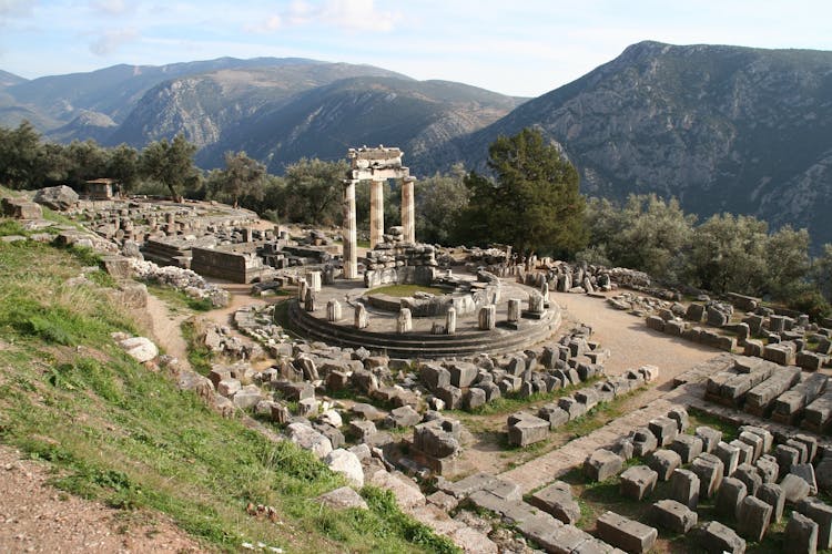 Delphi archaeological site with virtual reality from Athens