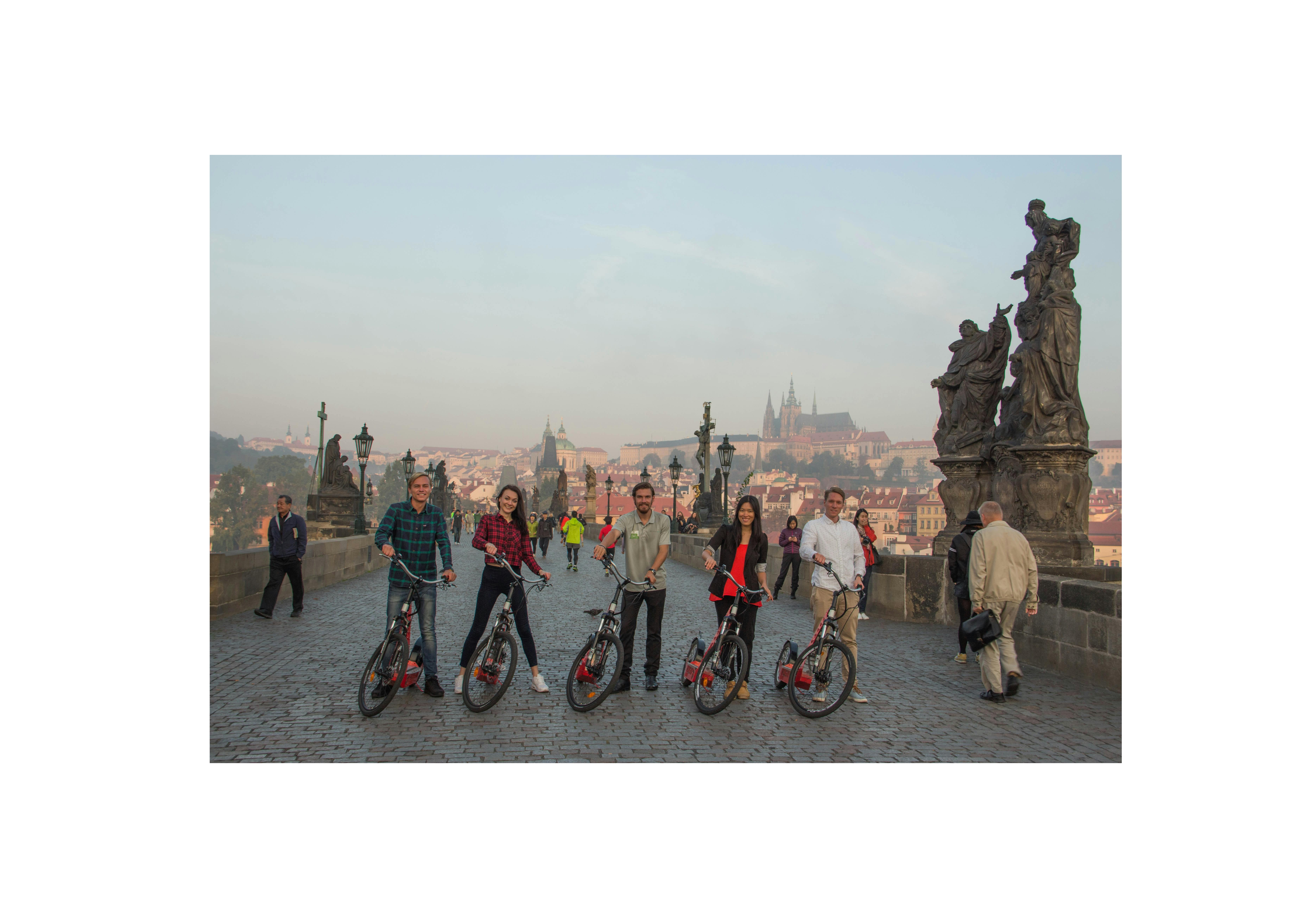 Kleine groep e-scooter gezichtspunten tour met een pick-up in Praag