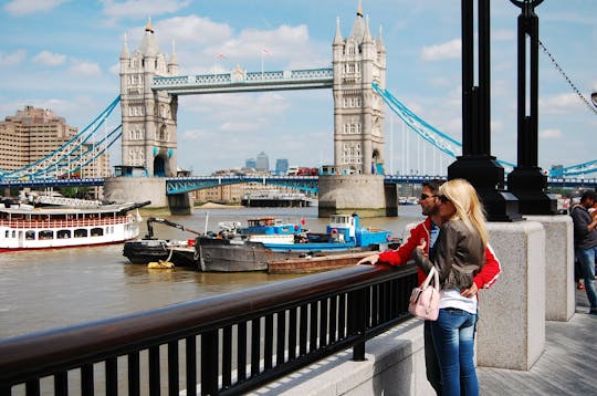 Romantic guided walking tour in London