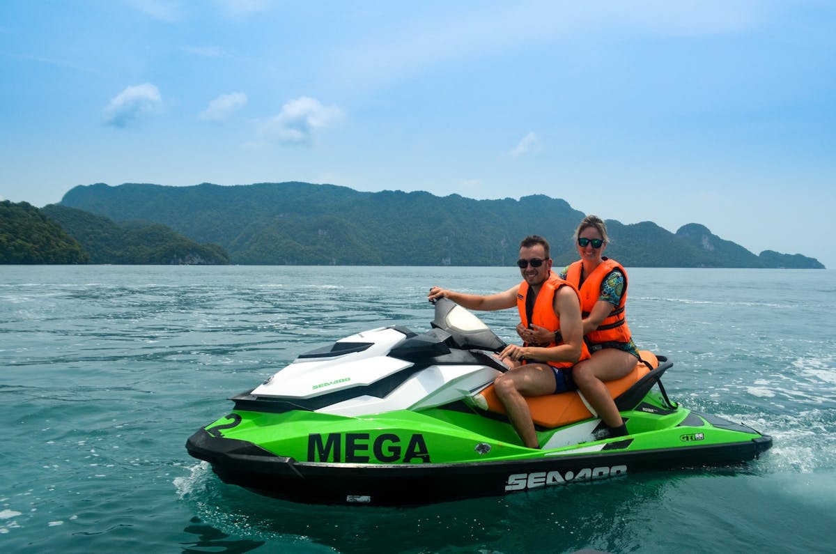 Eilandhoppen op jetski's voor de kust van Langkawi