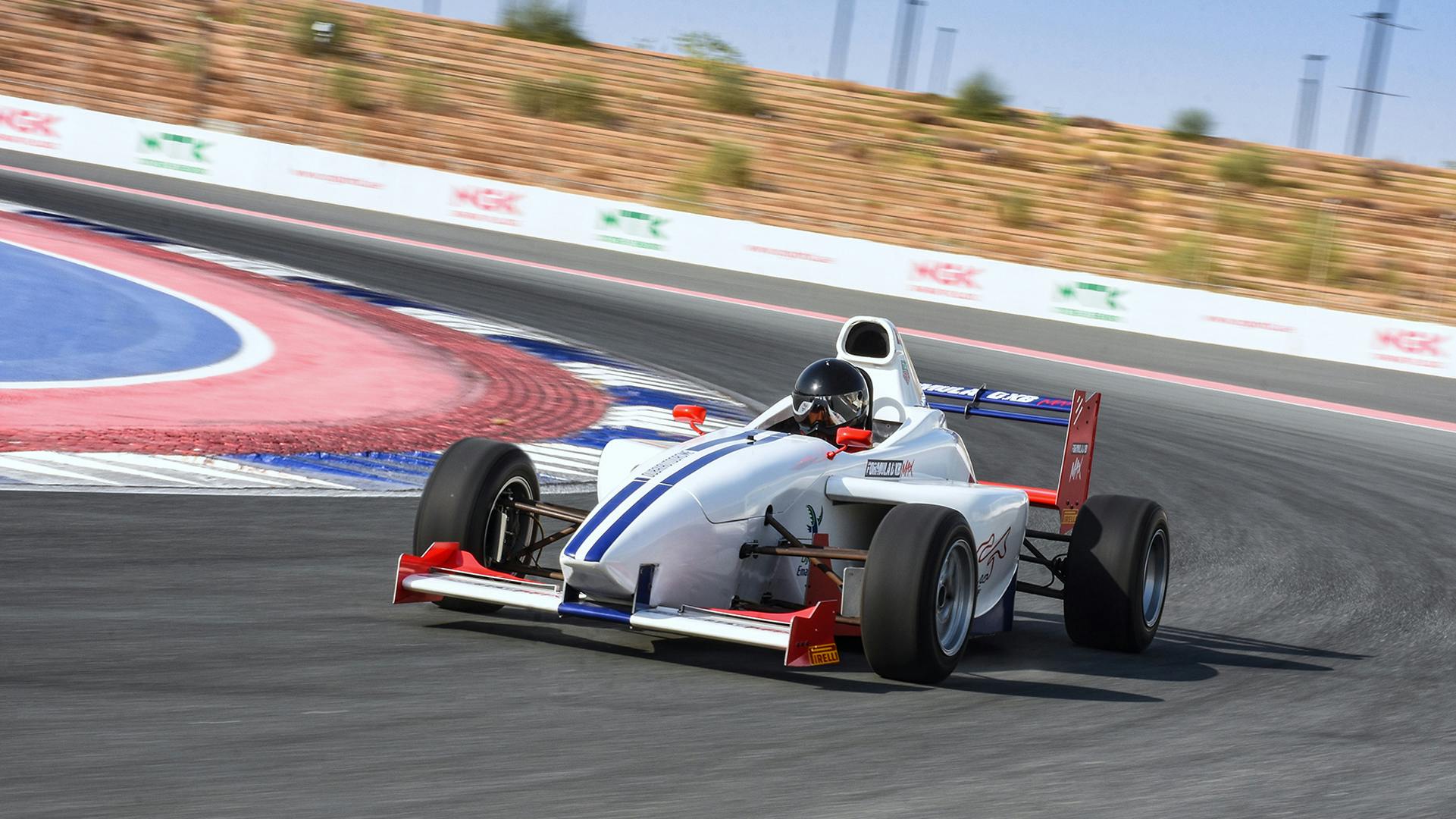 Entdecken Sie das Fahrerlebnis der Formel DXB Max