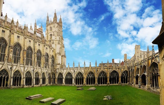 Family walking tour in Canterbury