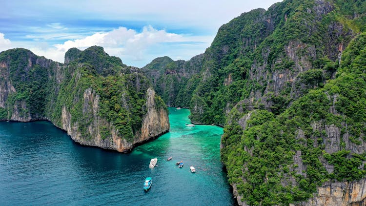 Phi Phi, Pileh Lagoon and Bamboo Island by Speedboat