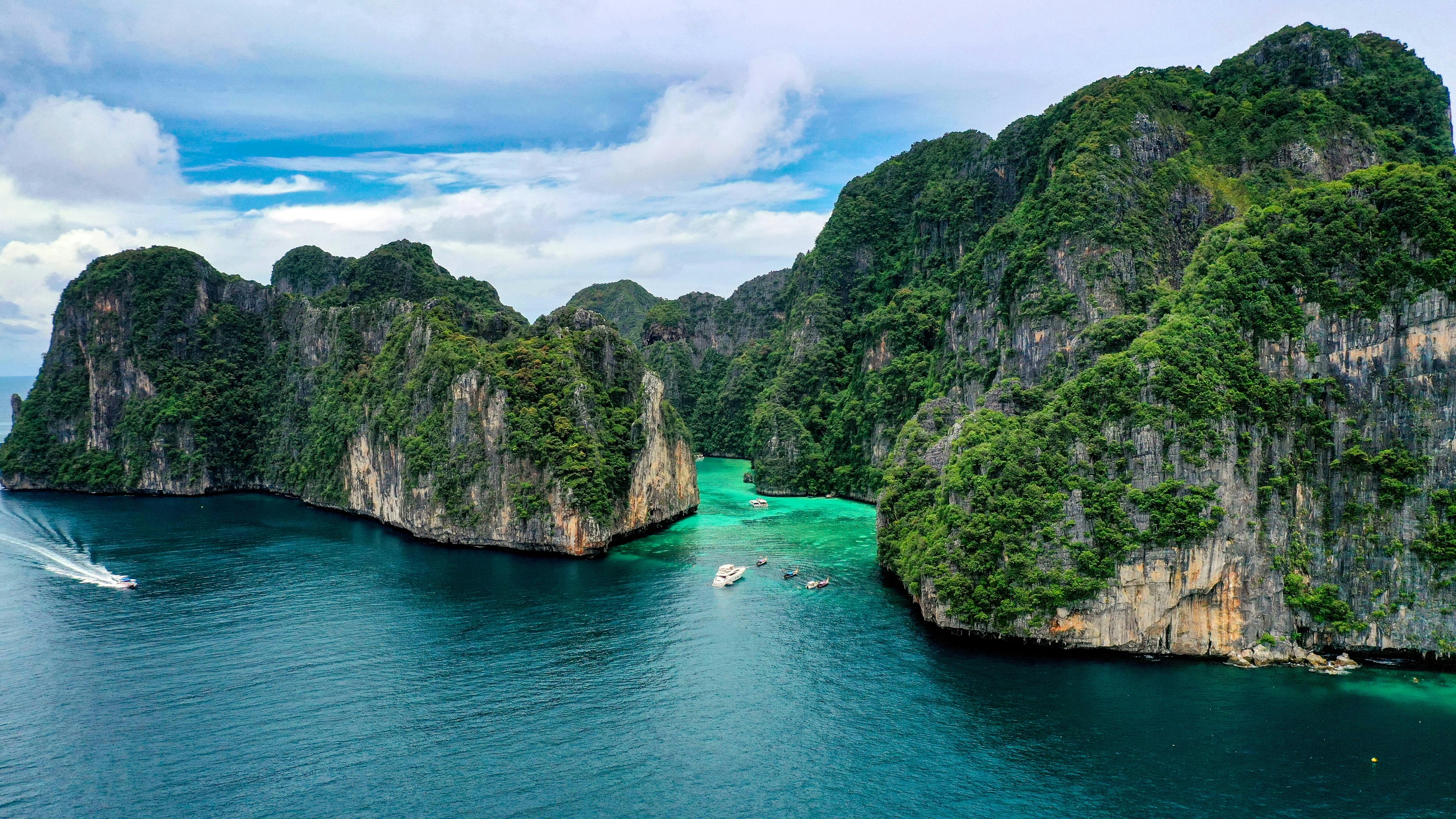 Phi Phi Islands & Pileh Lagoon Speedboat Tour