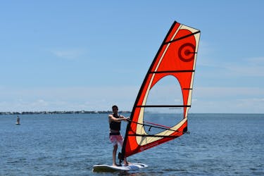 Planche à voile dans la baie de Biscayne à Miami