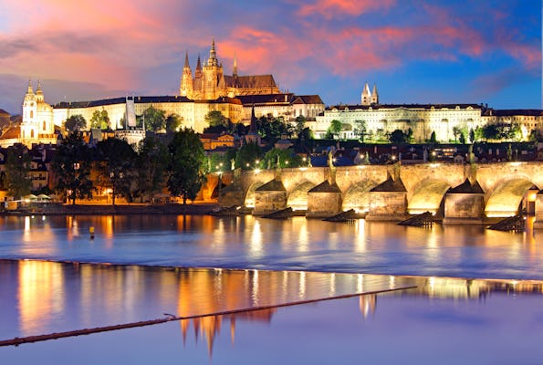 Crucero por el río Moldava con cena y música en Praga