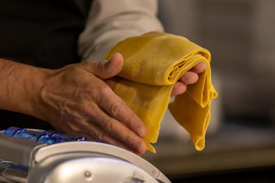 Aula particular de culinária e passeio pelo mercado de alimentos em Milão