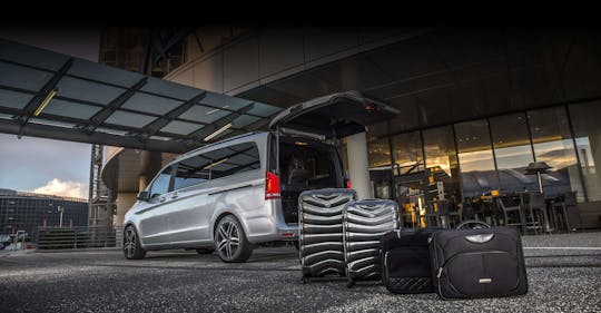 Traslados privados aeropuertos de París en una minivan de lujo