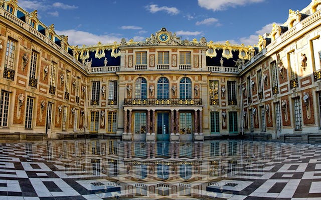 Traslado privado de ida al Palacio de Versalles en una minivan de lujo