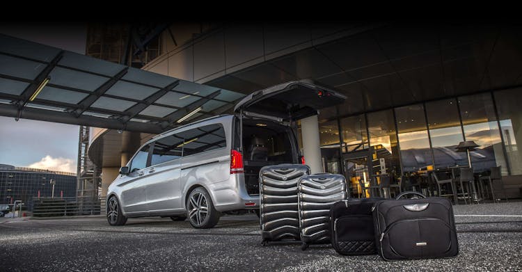 Private one-way transfer to the Versailles Palace in a luxury Minivan