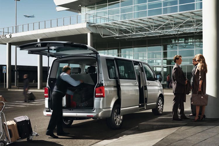 Private one-way transfer to the Versailles Palace in a luxury Minivan