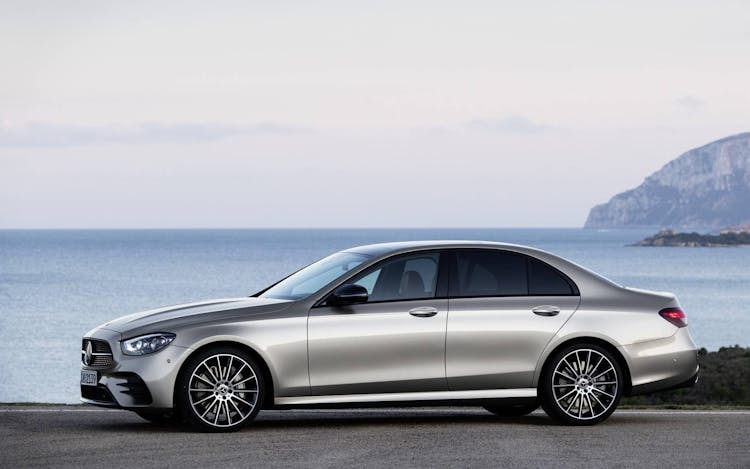 Private transfer service from Paris airports in an executive Sedan