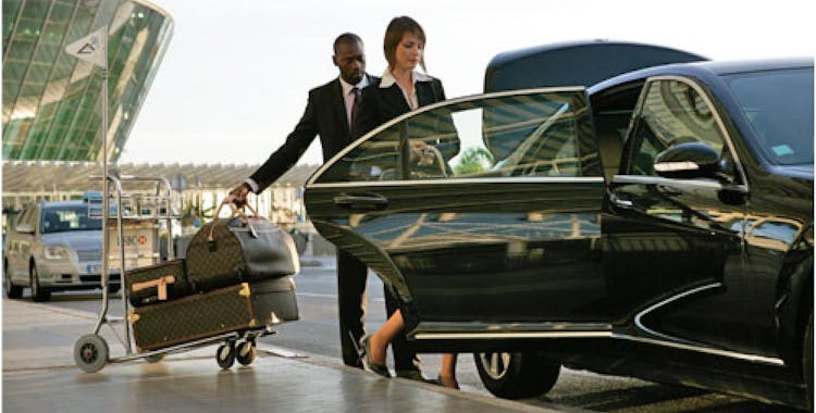 Private transfer from Paris trains stations in an executive Sedan