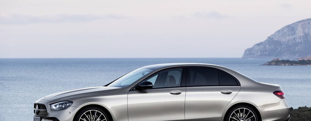 Tour della città di Parigi con autista privato in una berlina executive