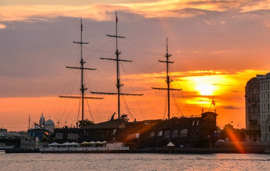 San Petersburgo: excursión nocturna en barco con audioguía