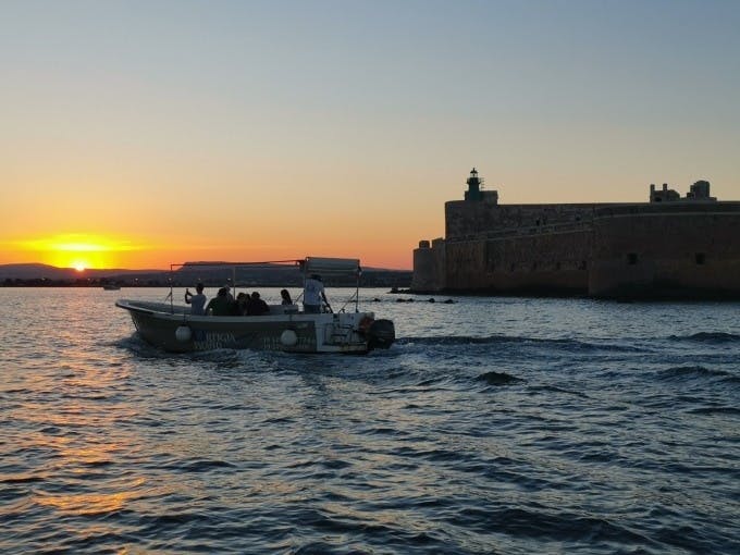 Excursion en bateau d'une heure sur l'île d'Ortigia et les grottes marines