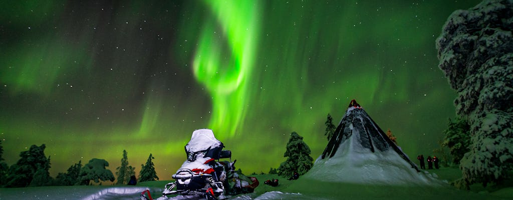 Caza de auroras boreales en moto de nieve en Saariselka