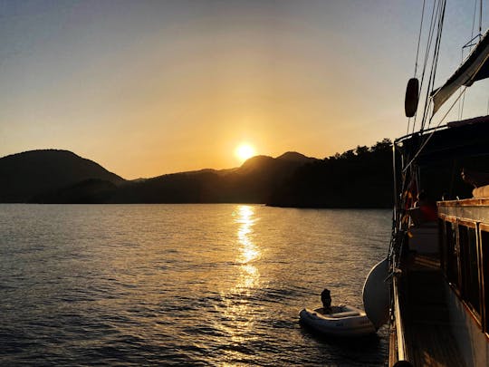 Göcek: Fahrt mit einem traditionellen Guletboot bei Sonnenuntergang