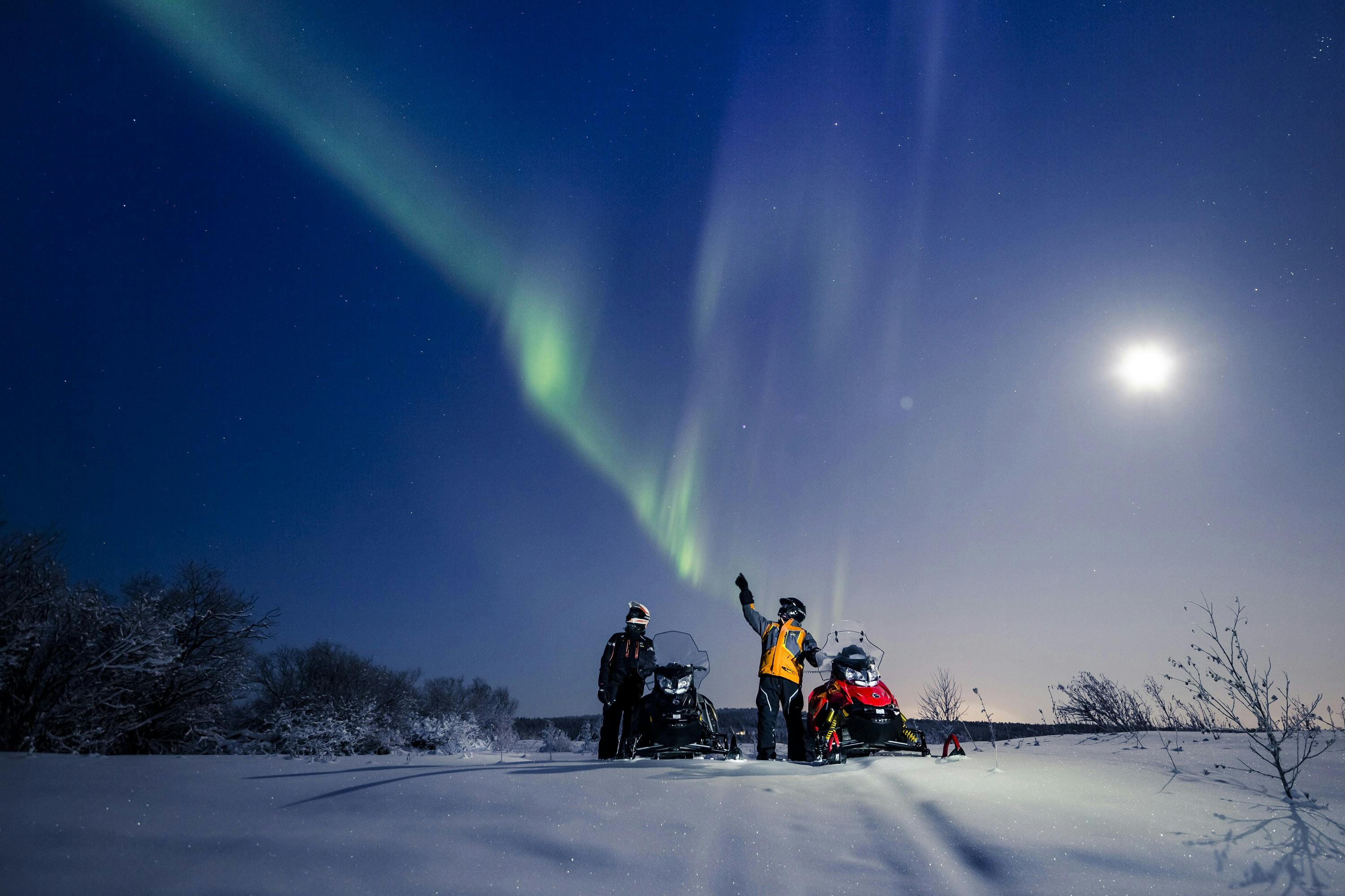 Passeio pela aurora boreal de Levi em moto de neve com churrasco na fogueira