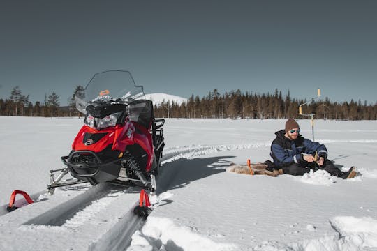Safári em motos de neve e excursão combinada de pesca no gelo com almoço ao ar livre