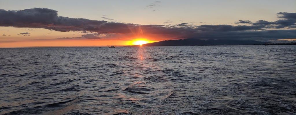Crociera al tramonto sulla costa meridionale di Oahu