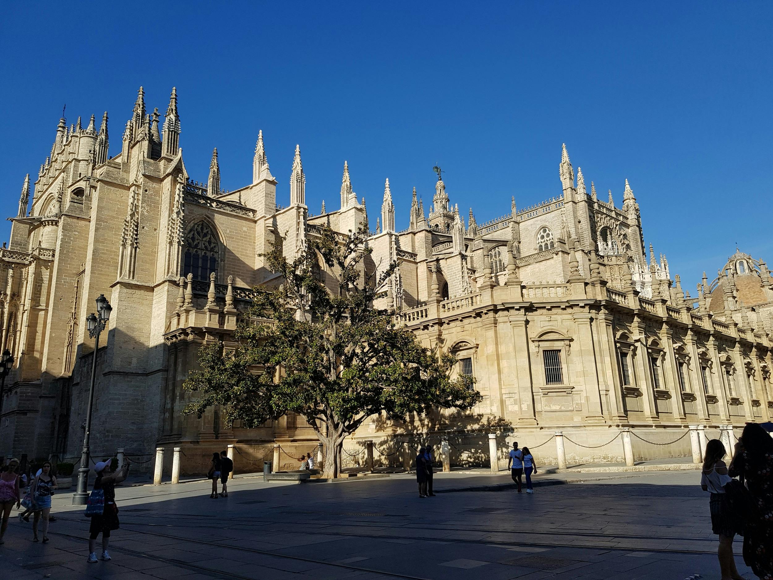 Sevilla Alcázar en rondleiding door de kathedraal met toegangskaarten met voorrang