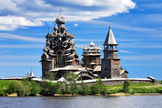 Family walking tour in Kizhi Island