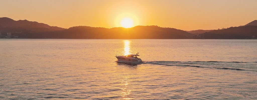 Crucero al atardecer en Troia