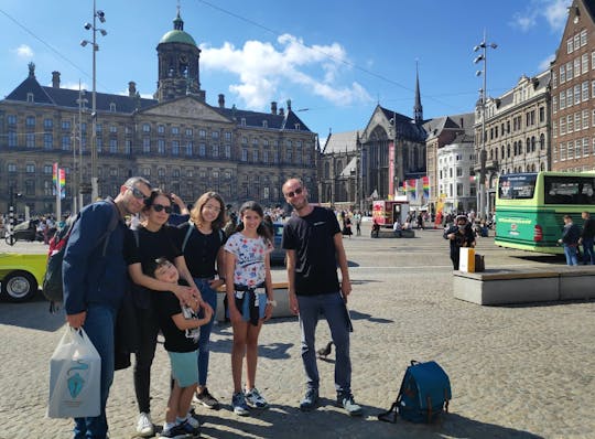 Família e crianças a pé em Amsterdã