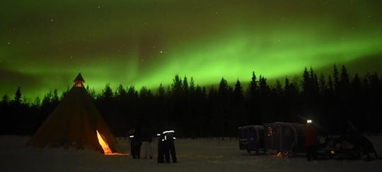 Visite nocturne des aurores boréales et des huskys à Apukka