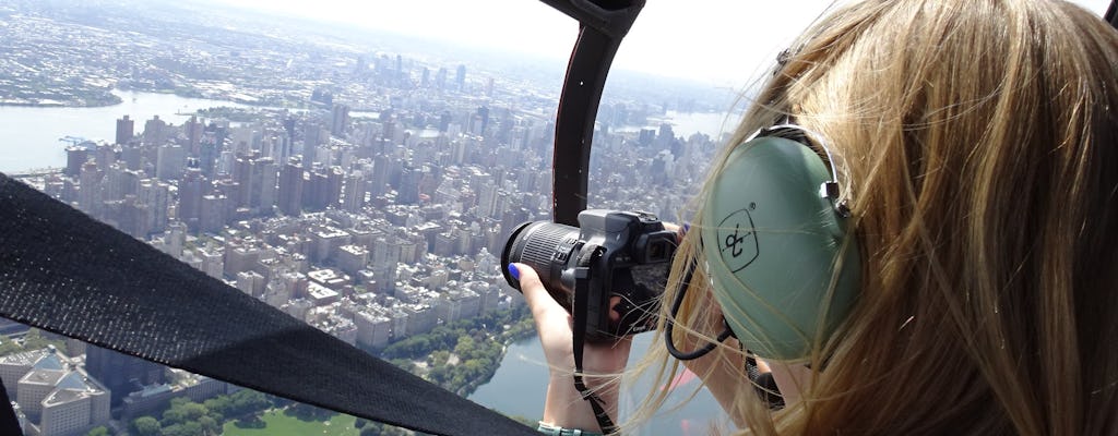 Excursão privada de helicóptero de portas abertas em Nova York do casal saindo de Westchester