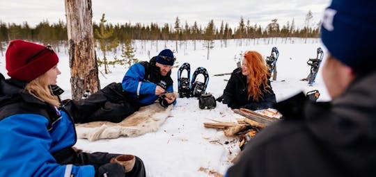 Pesca en hielo como una experiencia local finlandesa en Rovaniemi
