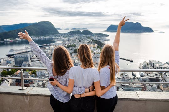 Passeio romântico a pé em Ålesund com guia local
