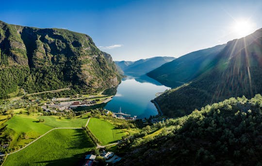 Tour guidato a piedi romantico di Flåm con guida locale