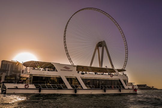 Cruzeiro ao pôr do sol na Marina de Dubai