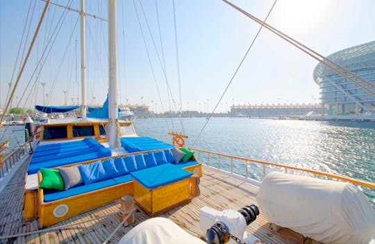 Dubai: tour in barca a vela in caicco con barbecue e nuoto